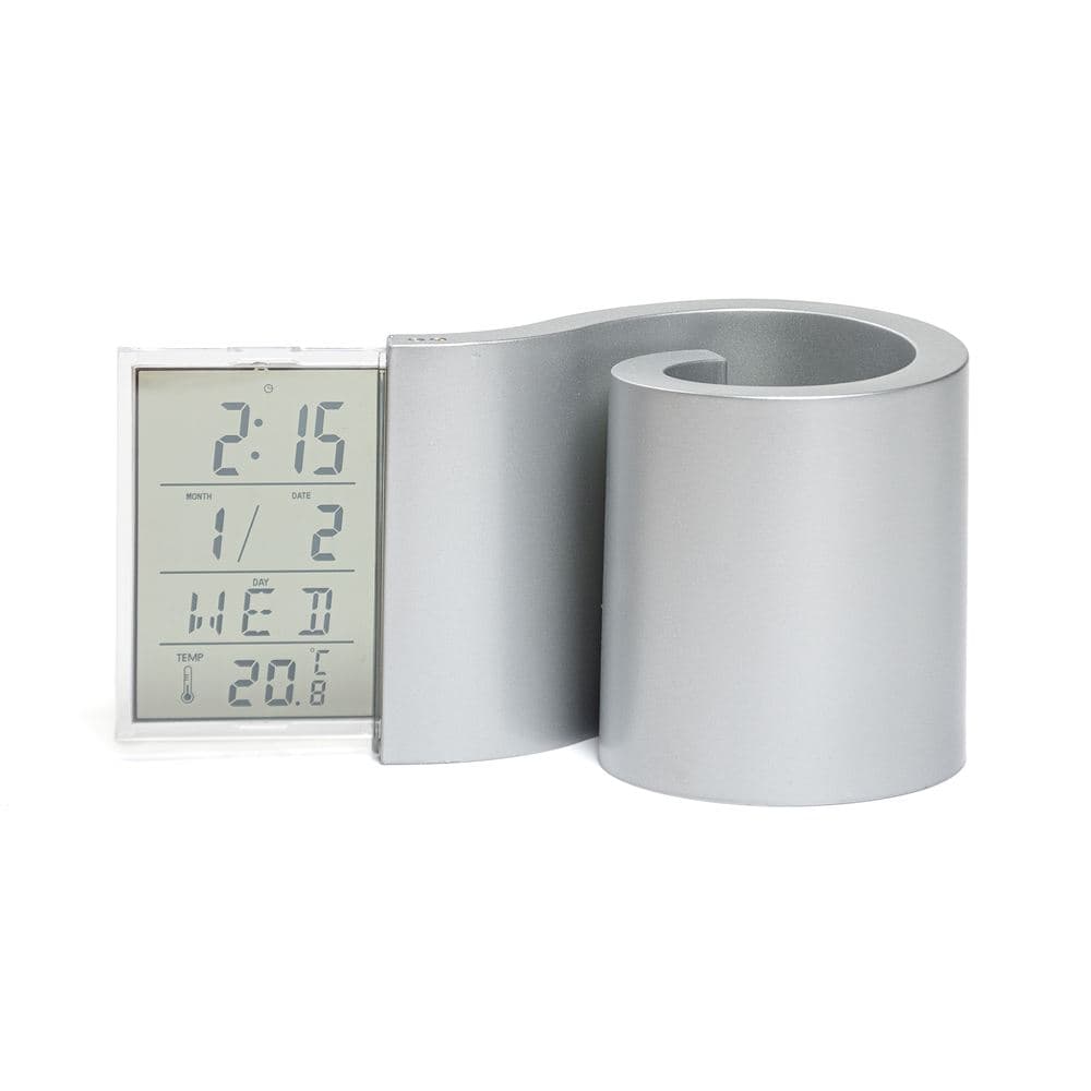 Portalápiz con reloj de escritorio, indicador de hora, fecha, día y temperatura. Requiere dos pilas AAA. Caja contenedor