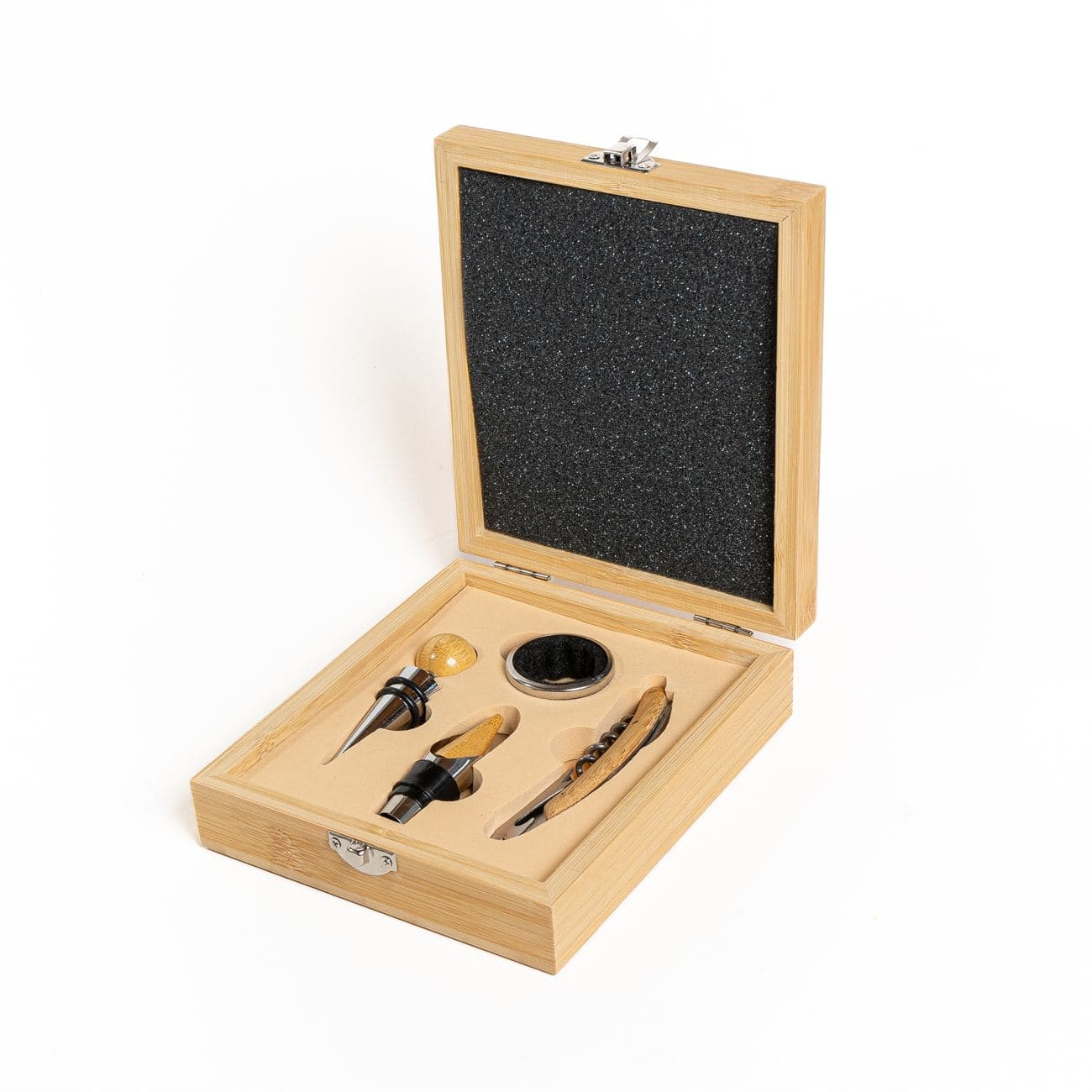 Set de vino en caja de madera de bamboo con cierre metálico, contiene un destapador metálico, pico vertedor y tapón con