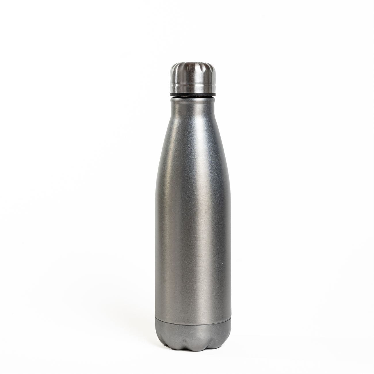 Botella metálica pared simple de acero. Tapa a rosca con cierre hermético plástico con aro interno de silicona. Capacida