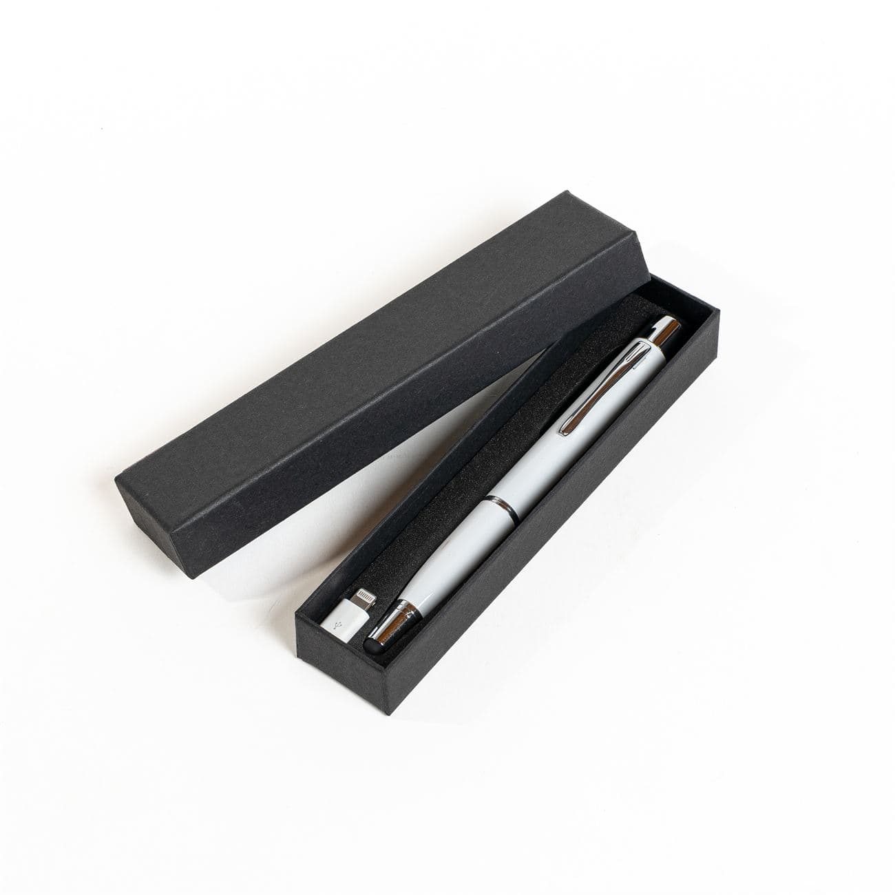 Bolígrafo metálico con power bank integrado y touch. Puntera: Apertura del bolígrafo medio giro desde el touch. Cuerpo c